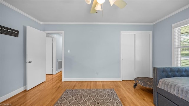 1926 Downing Dr, Burlington, NC 27215 - living area featuring wood finished floors, crown molding, and a ceiling fan