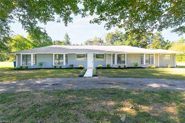 single story home featuring a front yard