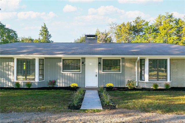 ranch-style house featuring a front lawn