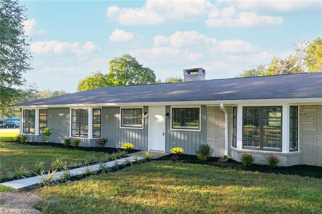 single story home featuring a front lawn