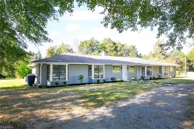 single story home with a front lawn