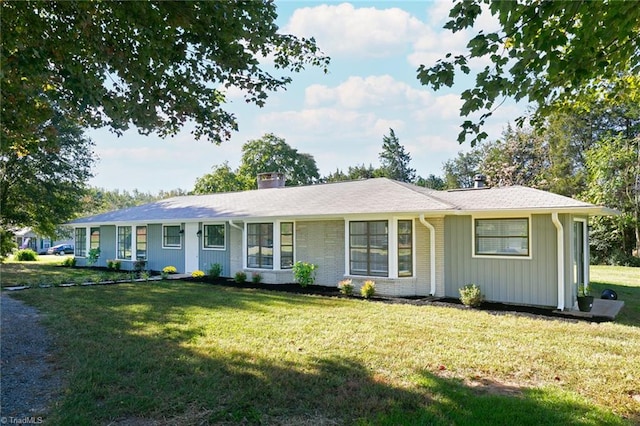 single story home featuring a front yard