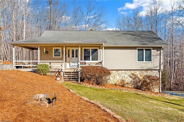 view of front facade featuring a porch and a front lawn