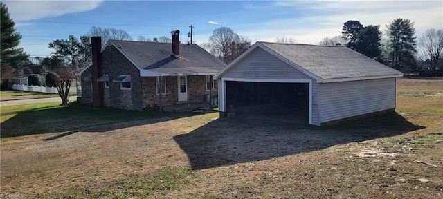 view of front of property featuring a front lawn and a garage