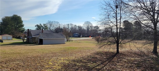 view of yard featuring an outdoor structure