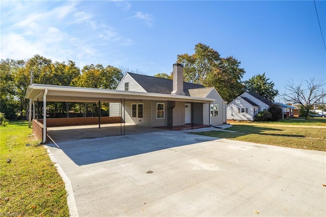 view of front of home with a carport and a front yard