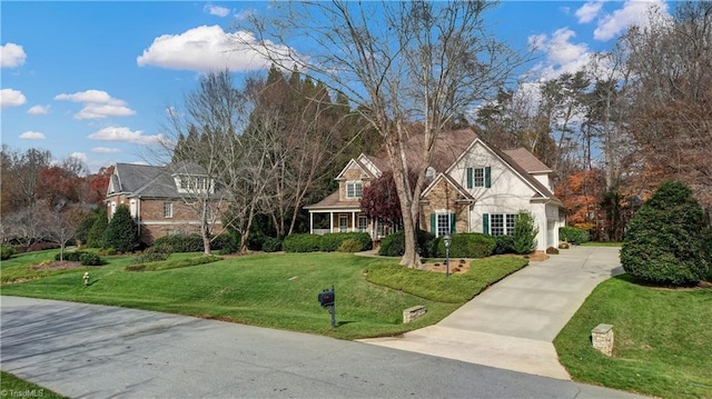 view of front of property featuring a front lawn