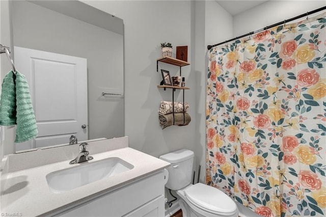 bathroom with a shower with shower curtain, vanity, and toilet