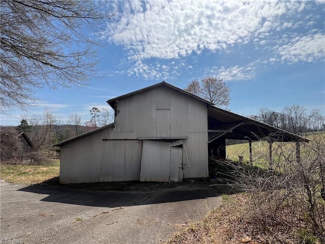 view of outdoor structure featuring an outdoor structure and a carport