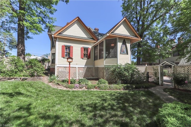 view of front facade with a front yard