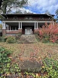 view of front of property featuring covered porch