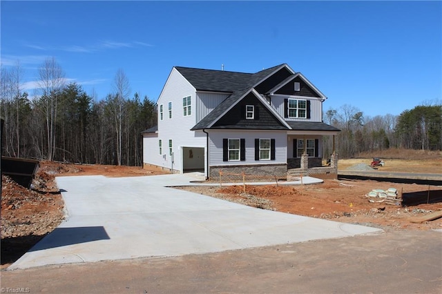 craftsman-style house featuring concrete driveway