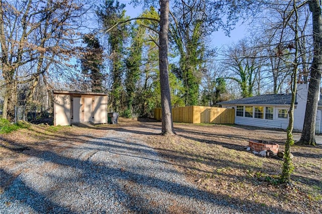 view of yard featuring a shed