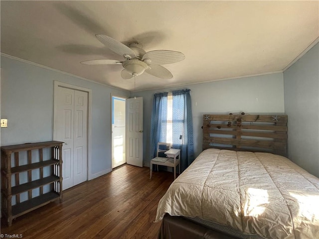 bedroom featuring ornamental molding, dark wood-style flooring, ceiling fan, and a closet