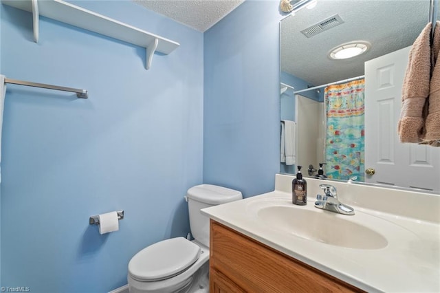 full bathroom featuring visible vents, a shower with curtain, toilet, a textured ceiling, and vanity