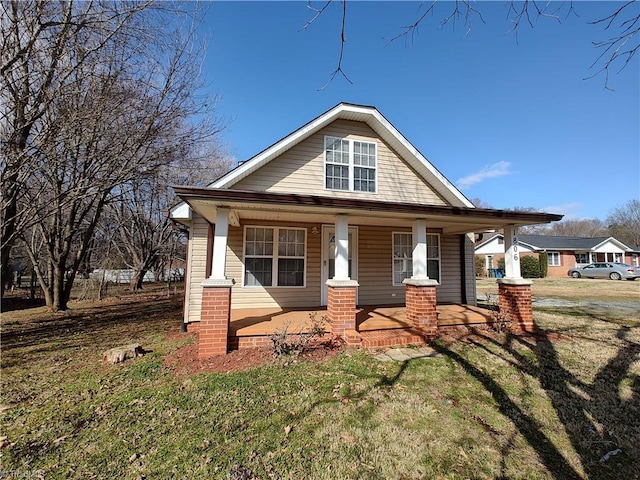 view of front facade featuring covered porch and a front lawn