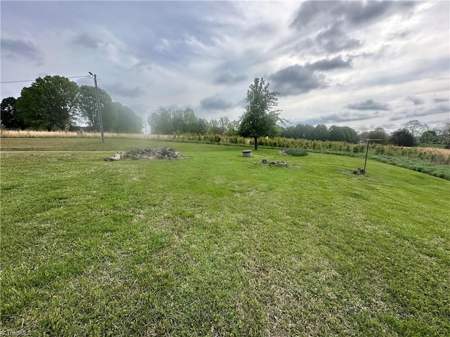 view of yard featuring a rural view