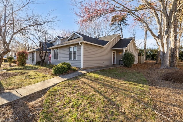 view of front of property featuring a front yard