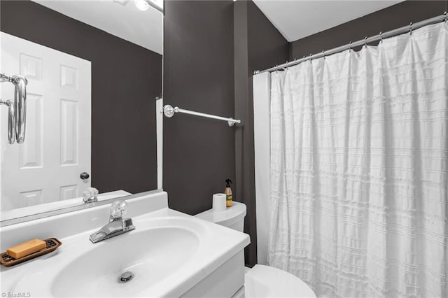 full bath featuring a shower with curtain, vanity, and toilet