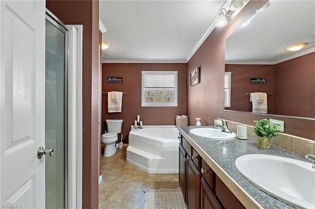 full bathroom featuring a sink, a garden tub, a textured ceiling, and toilet