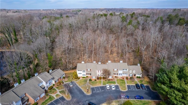 birds eye view of property featuring a forest view