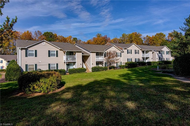 view of front of property featuring a front yard