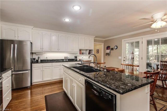 kitchen with hardwood / wood-style flooring, stainless steel refrigerator, black dishwasher, ceiling fan, and a kitchen island with sink