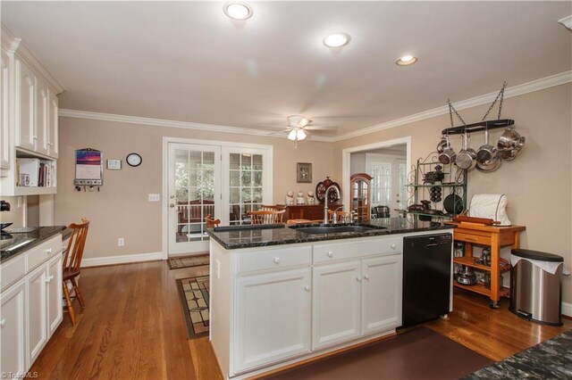 kitchen with black dishwasher, a kitchen island with sink, dark wood-type flooring, sink, and ceiling fan