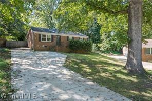 single story home featuring a front lawn