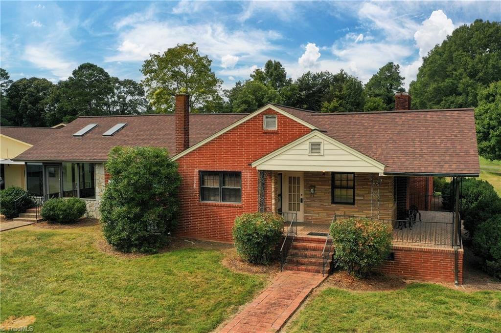 view of front of home featuring a front yard and a porch