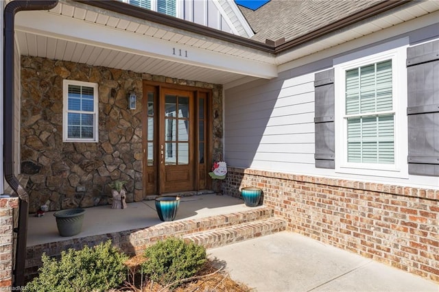 entrance to property featuring covered porch