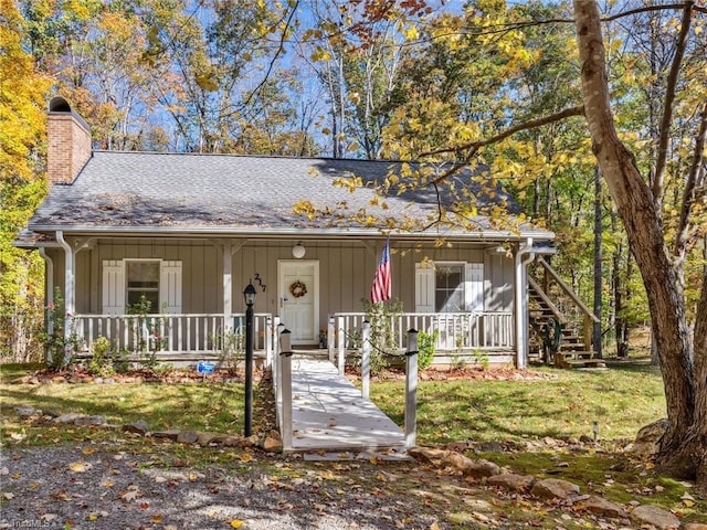 view of front of house featuring a porch and a front yard