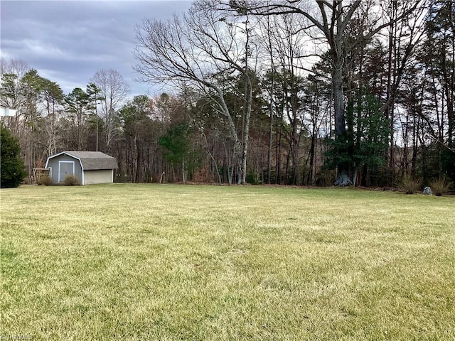 view of yard with an outbuilding and a garage