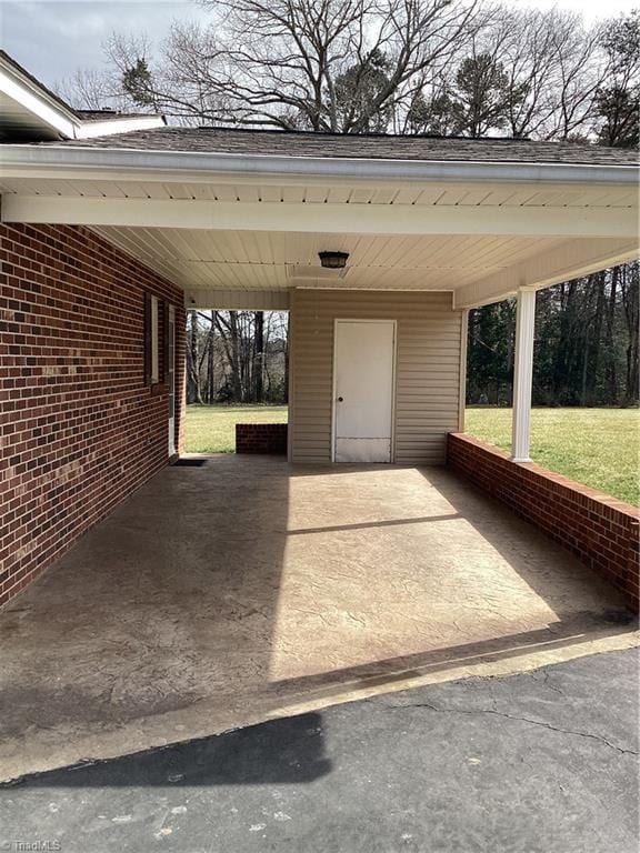 view of vehicle parking featuring an attached carport and driveway