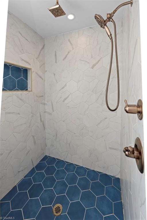 bathroom featuring recessed lighting and a tile shower