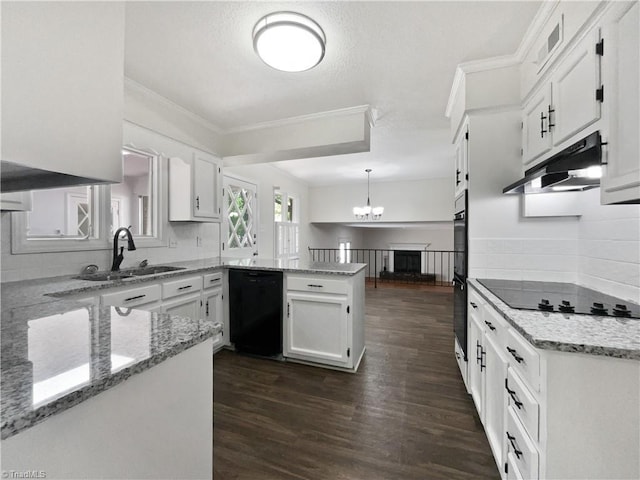 kitchen featuring crown molding, a sink, a peninsula, under cabinet range hood, and black appliances