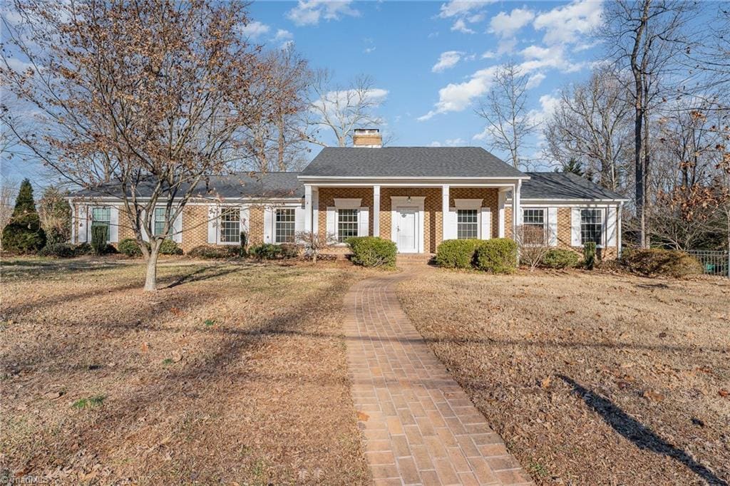 view of front of home featuring a front yard and covered porch