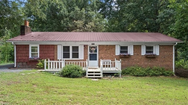 view of front of house featuring a front lawn