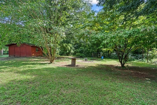 view of yard featuring a storage unit