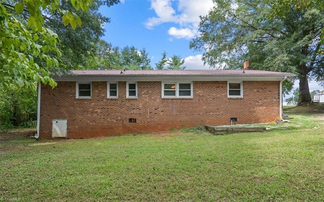 back of house featuring a yard