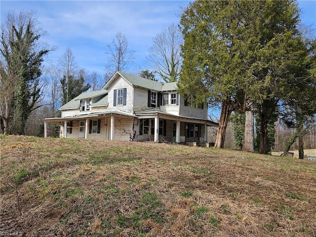 view of front of property featuring a front yard