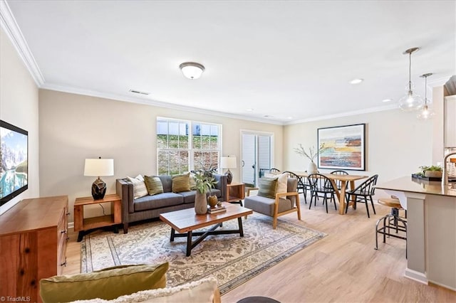 living room featuring visible vents, recessed lighting, light wood-style floors, and crown molding