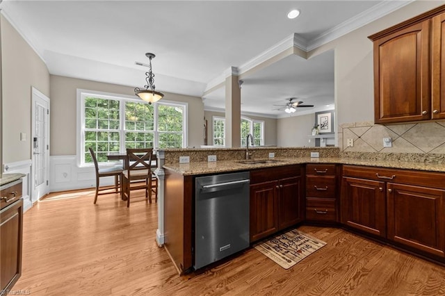 kitchen featuring a sink, a ceiling fan, a peninsula, light wood-type flooring, and stainless steel dishwasher