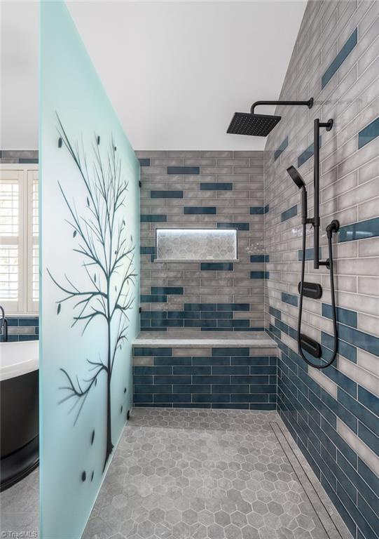 bathroom featuring a tile shower