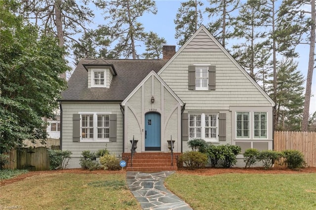 view of front of home featuring a front yard