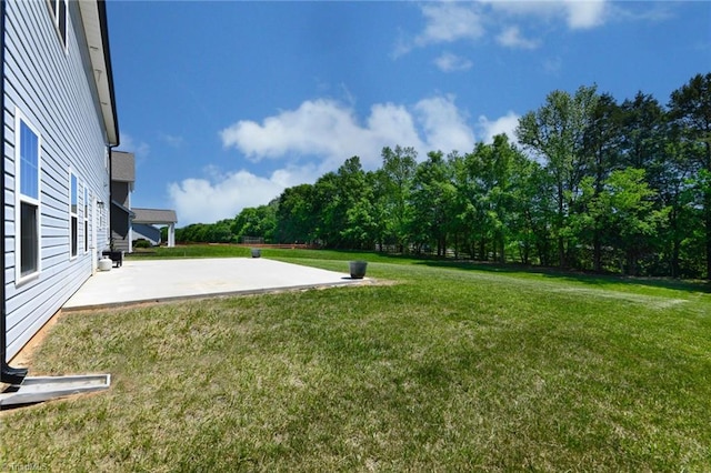 view of yard featuring a patio