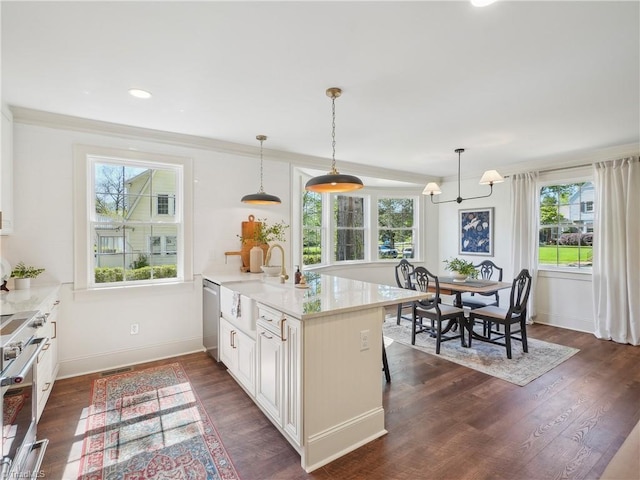 511 Circle Dr, Burlington, NC 27215 - kitchen featuring baseboards, an inviting chandelier, a peninsula, light countertops, and stainless steel appliances