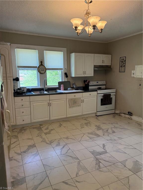 kitchen featuring electric stove, a sink, a chandelier, white cabinetry, and under cabinet range hood