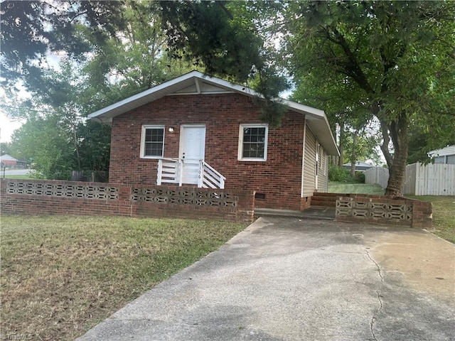 view of front of house featuring a front lawn