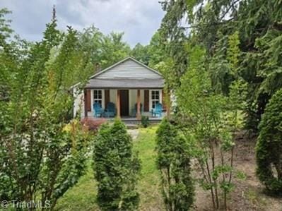 view of front of property featuring a porch